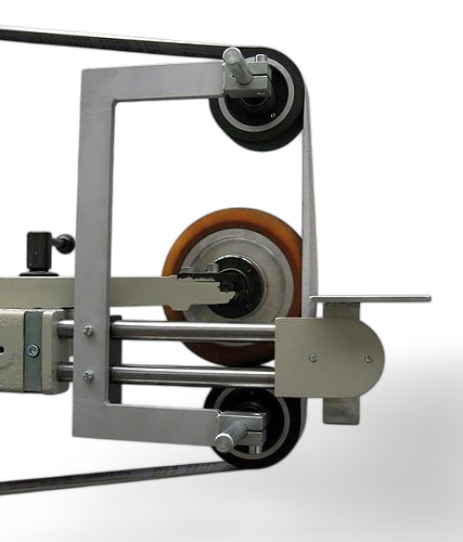 KS 350 DA avec table porte-pièce et possibilité d'utiliser des rouleaux profilés.